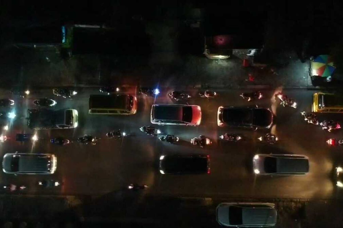 Arus kendaraan di ruas jalan arteri Padalarang, Kabupaten Bandung Barat, Minggu (8/5/2022).