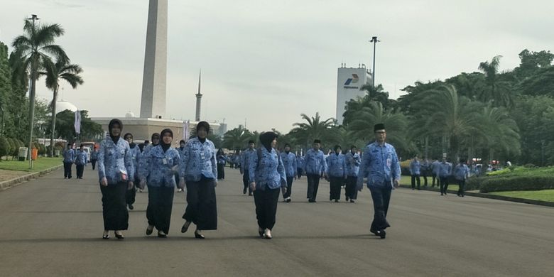 Aparatur Sipil Negara usai mengikuti upacara Peringatan Hari Ulang Tahun Ke-46 Korps Pegawai Republik Indonesia (Korpri) di lapangan silang Monumen Nasional (Monas) Selatan, Jakarta Pusat, Rabu (29/11/2017).