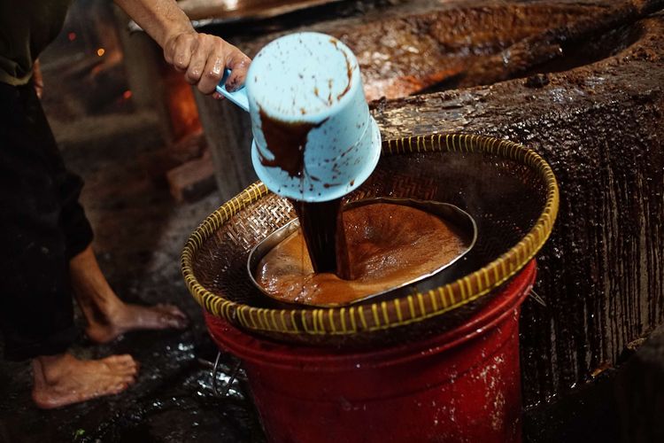 A number of workers filter the dodol and basket cake dough at the Ny Dodol and Cake production house. Lauw (LKW), in Tangerang, Banten, Friday (17/1/2025). The production process uses a traditional furnace.