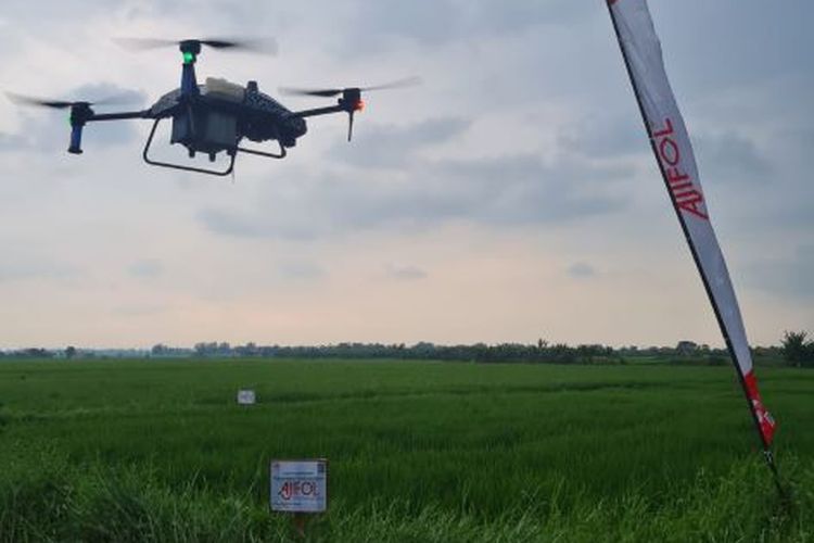 Foto ilustrasi demonstrasi penyebaran pupuk Ajivol menggunakan drone ke sawah di Desa Gayam, Kabupaten Mojokerto, Jawa Timur, bertepatan dengan peringatan Hari Pers Nasional, 9 Februari 2023.