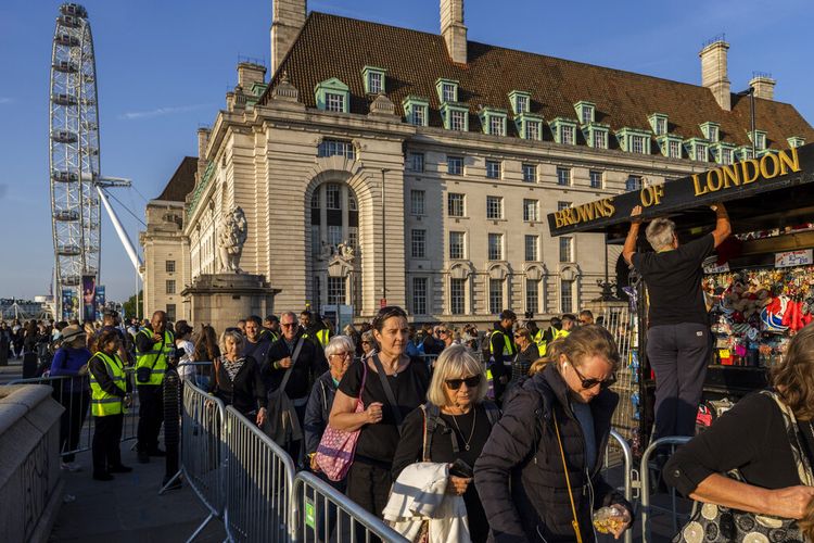 Orang-orang mengantre untuk memberi penghormatan kepada mendiang Ratu Elizabeth II yang disemayamkan di Westminster Hall di London, Rabu, 14 September 2022.