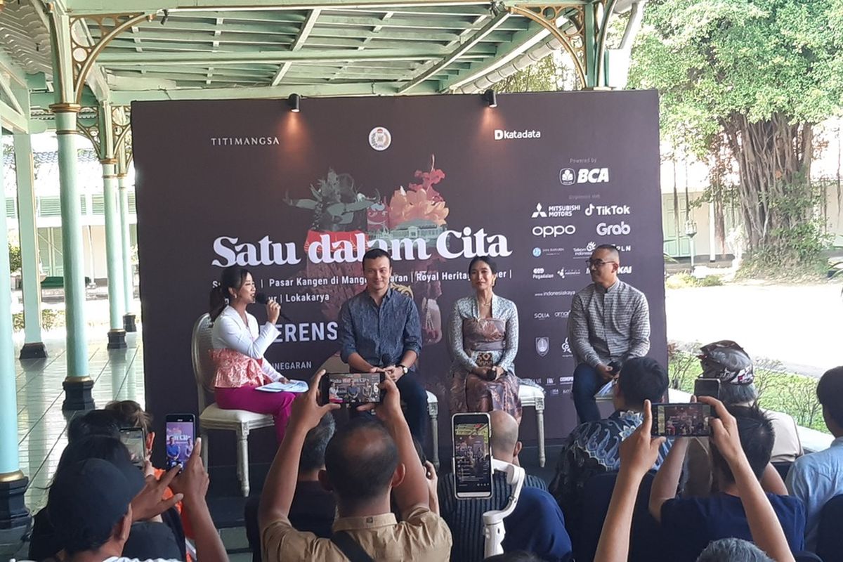 Nicholas Saputra dan Happy Salma selaku Produser Sudamala bertajuk Satu dalam Cinta dalam konferensi pers di Pura Mangkunegaran Solo, Jawa Tengah, Kamis (22/6/2023).