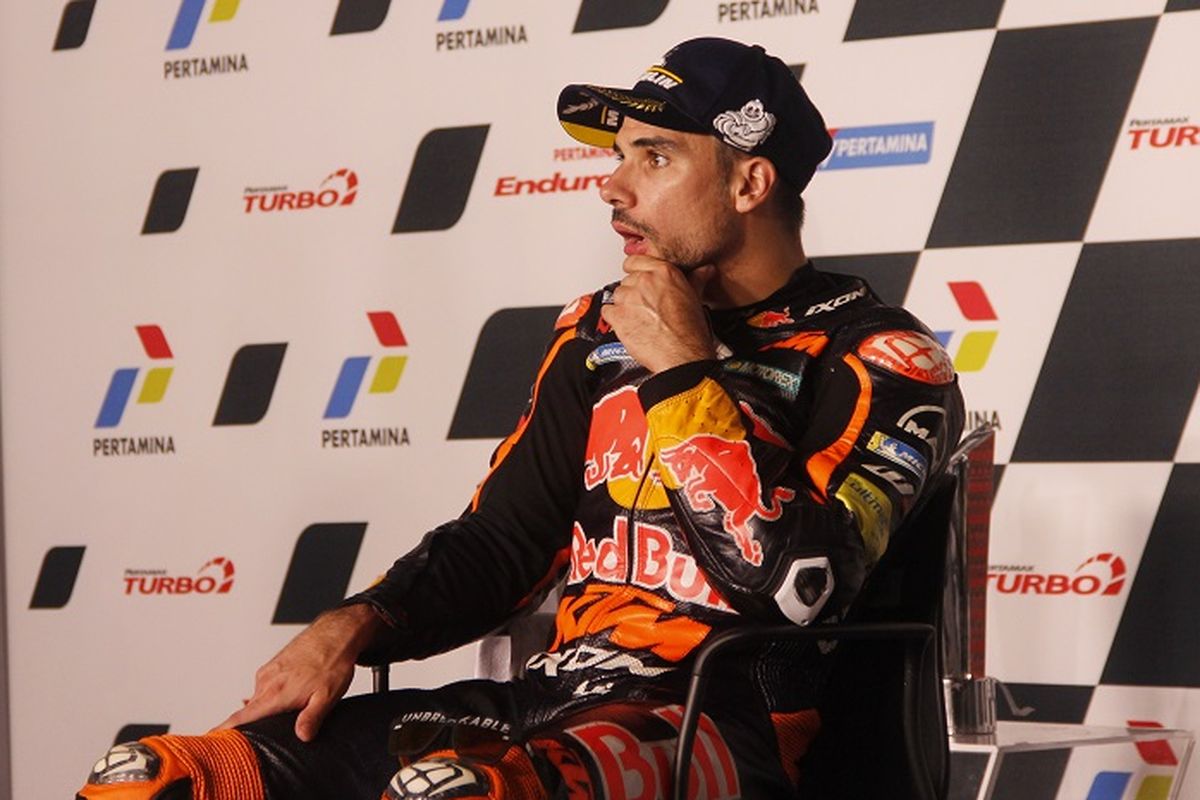 Pemenang MotoGP Mandalika, Miguel Oliveira (Red Bull KTM), tampak terkejut saat menyaksikan cuplikan insiden dalam balapan di Sirkuit Mandalika. Lombok Tengah, Nusa Tenggara Barat, pada Minggu (20/3/2022) sore Wita.