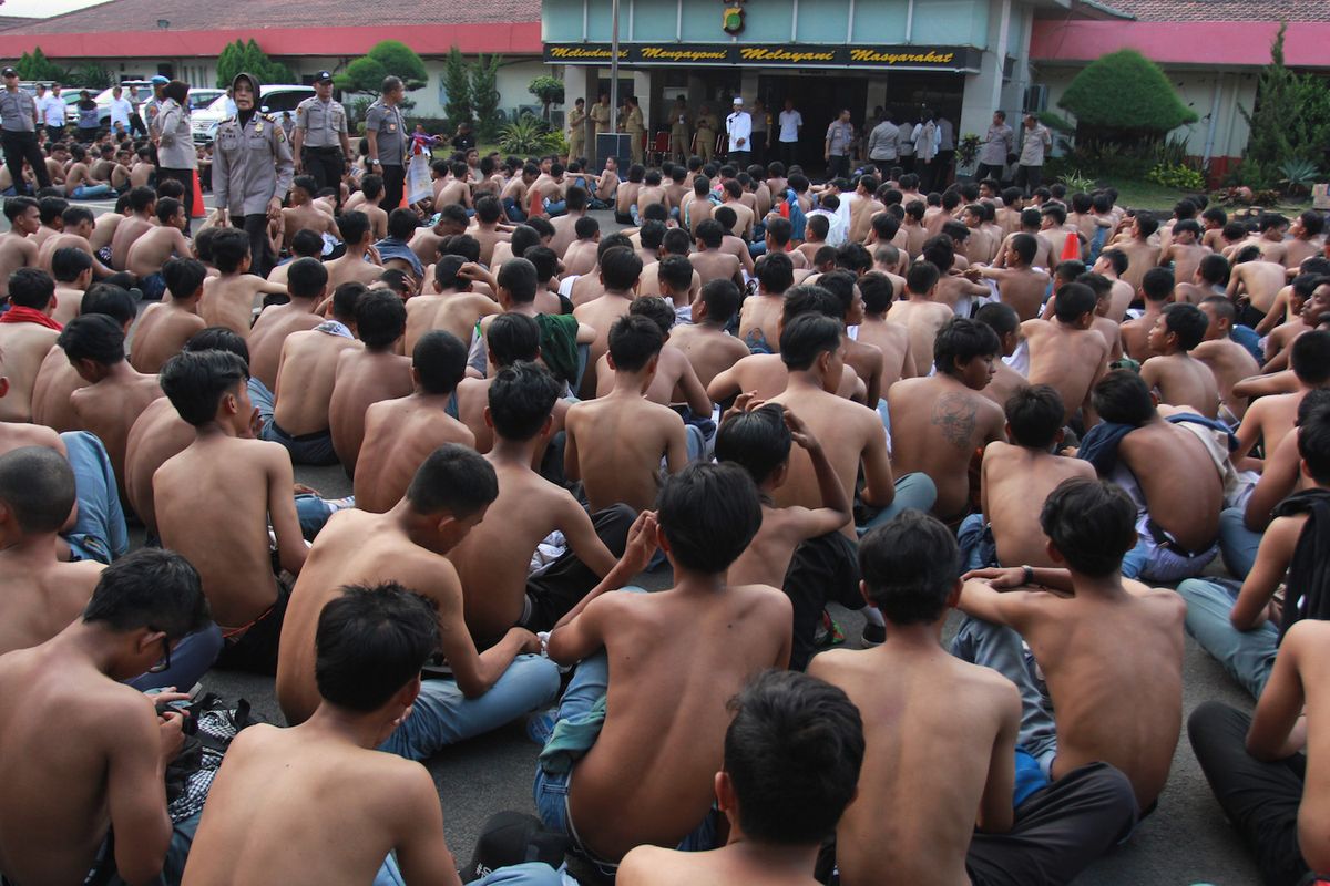 Petugas gabungan kepolisian dan TNI mengamankan ribuan pelajar yang akan mengikuti aksi unjuk rasa ke Gedung DPR di Mapolres Metropolitan Tangerang, Tangerang, Banten, Senin (30/9/2019). Ribuan pelajar diamankan petugas gabungan di perbatasan antara Jakarta dan Tangerang saat akan mengikuti unjuk rasa ke DPR, dan setelah dilakukan pendataan, petugas meminta para orang tua siswa menjemput anaknya di Mapolres Tangerang. ANTARA FOTO/Muhammad Iqbal/ama.