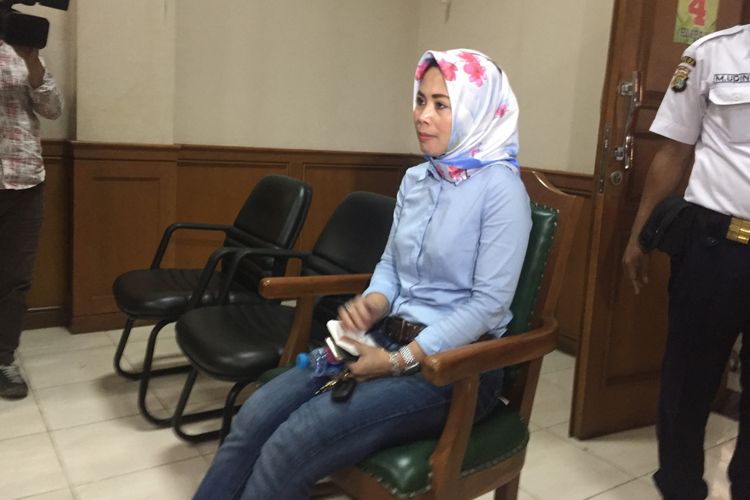 Istri Abdee Slank, Anita Dewi Farida, di Pengadilan Agama Jakarta Selatan, Senin (12/3/2018). Kehadiran Anita adalah menghadiri proses sidang cerai dengan gitaris band Slank tersebut.