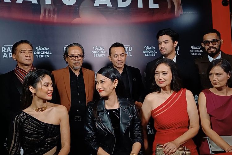 Aktris Hana Malasan (bawah kiri) dan aktris Dian Sastro (kedua dari kiri) bersama beberapa pemain serial Ratu Adil usai konferensi pers Vidio, di Hotel Kempinski Indonesia, Jakarta Pusat, Kamis (29/2/2024).