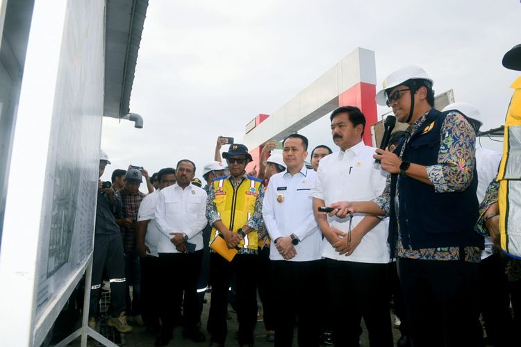 Pj Gubernur Sumut Agus Fatoni dan Menko Polhukam RI Hadi Tjahjanto meninjau venue PON XXI tahun 2024 di Sumut Sport Center, Desa Sena, Kabupaten Deli Serdang, Rabu (10/7/2024)