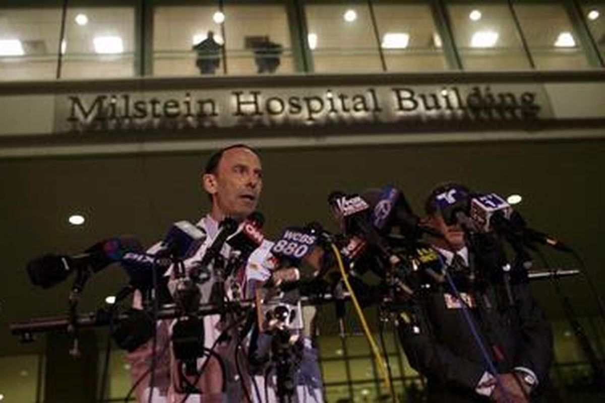 Dr. Allan Schwartz, Kepala bagian kardiologi di New York Presbyterian Hospital memberikan keterangan pers usai tindakan yang diambil atas mantan Presiden AS Bill Clinton, Jumat WIB (12/2/2010).
