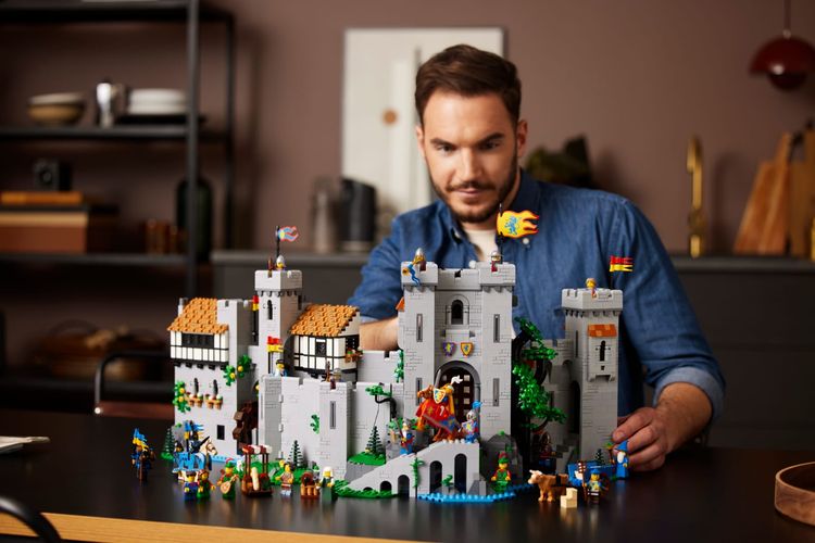 Lego Lion Knights? Castle, kreasi khusus yang dibuat dan diluncurkan untuk merayakan 90 tahun Lego.