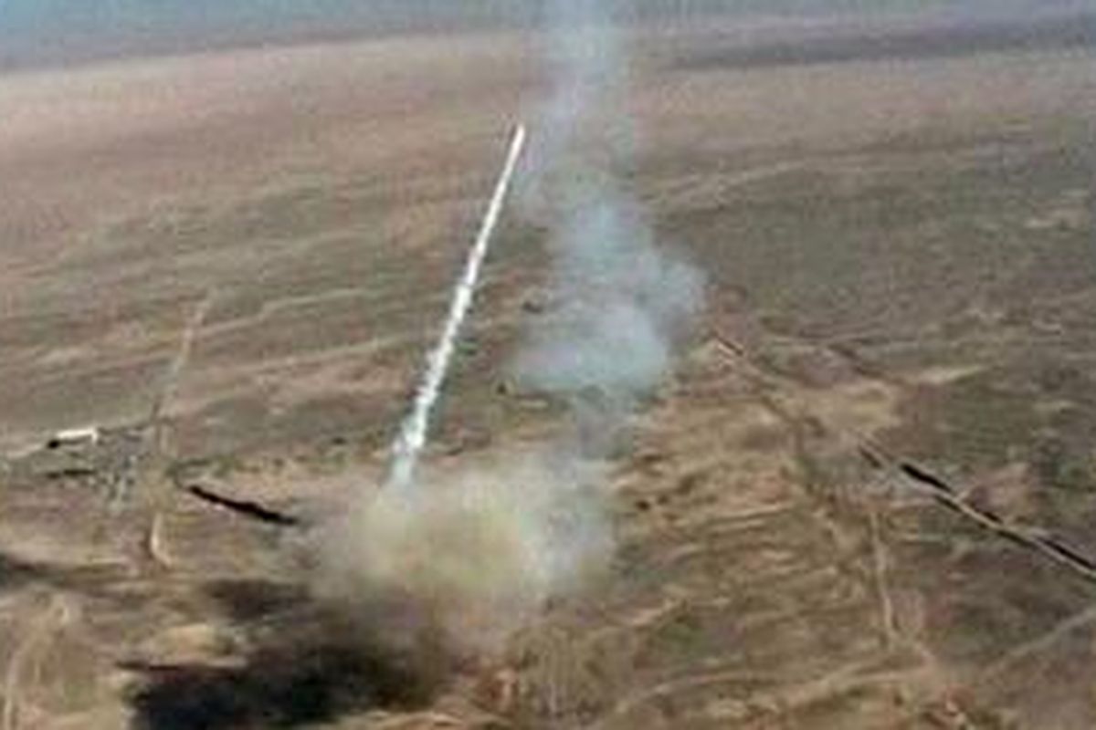 Peluncuran  uji tembak sebuah rudal jarak pendek di Iran.