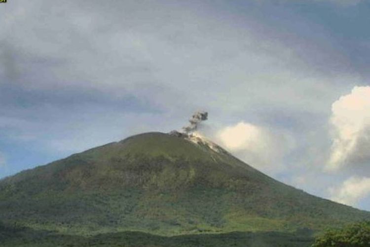 Visual Gunung Ile Lewotolok di Kabupaten Lembata, NTT, pada Minggu (4/2/2024).