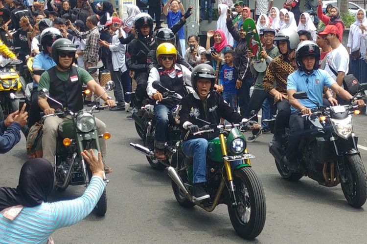 Presiden Joko Widodo kembali menunggangi motor Kawasaki w175 miliknya yang berwarna hijau. Kali ini, Jokowi melakukan touring singkat di Kota Bandung, Jawa Barat, Minggu (11/10/2018). 