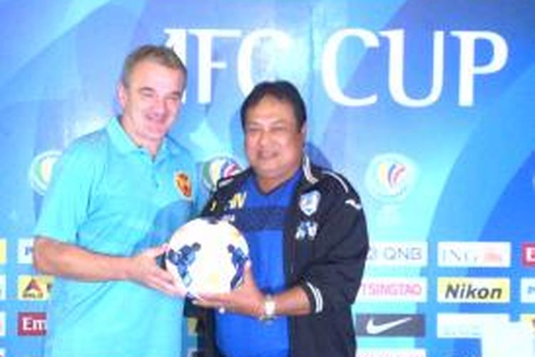 Pelatih Arema Suharno dan Pelatih Selangor FA, Mehmet Durakovic, usai jumpa pers di Malang, Selasa (15/4/2014), jelang laga AFC Cup 2014.