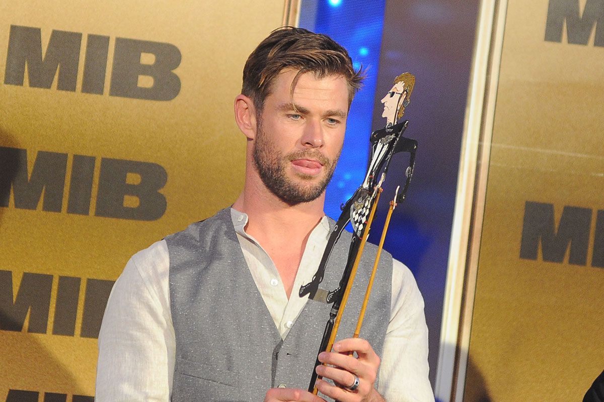 Aktor asal Australia Chris Hemsworth yang populer sebagai Thor, sang Dewa Petir dalam film-film Marvel, memainkan karakter wayang saat meet and greet di kawasan Nusa Dua, Bali, Senin (27/5/2019). Kegiatan tersebut merupakan rangkaian promo film Men in Black: International yang rencananya akan dirilis pada bulan Juni mendatang.