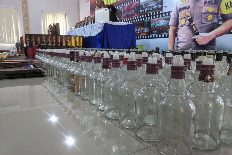 Pengungkapan pemalsuan dan pengoplos minuman keras impor oleh Polres Pelabuhan Tanjung Priok, Jakarta Utara, pada Senin (20/1/2020)