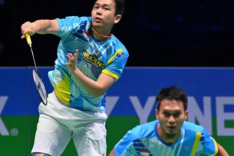 Pasangan ganda putra Indonesia, Hendra Setiawan (kiri) dan Mohammad Ahsan, dalam laga semifinal All England 2022 yang berlangsung di Utilita Arena, Birmingham, Inggris, Sabtu (19/3/2022) malam waktu setempat atau Minggu (20/3/2022) dini hari WIB. Mereka melaju ke babak final setelah mengalahkan pasangan China He Ji Ting dan Tan Qiang sekaligus memastikan all Indonesian final di nomor ganda putra All England 2022. 