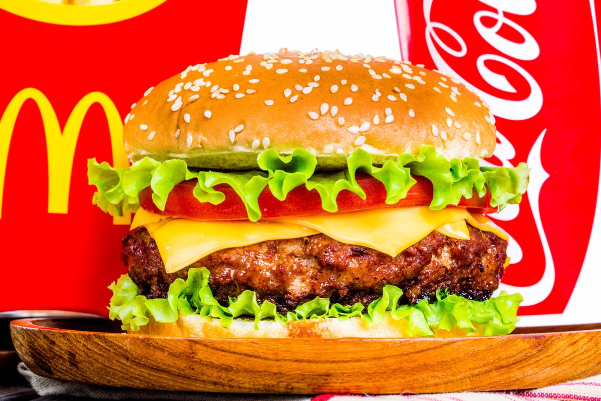 Ilustrasi burger di McDonald's. 