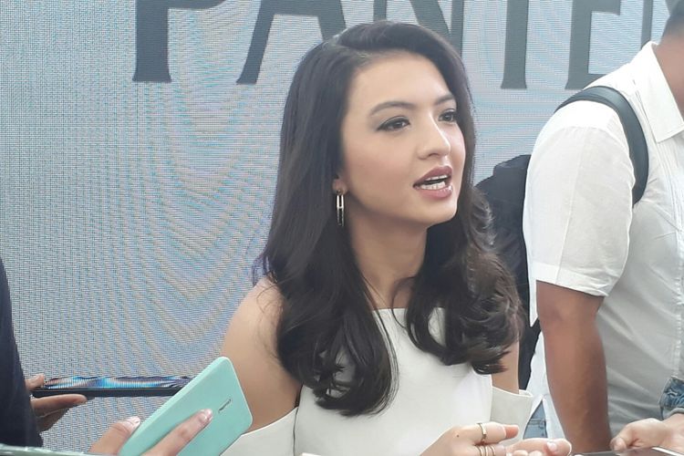 Raline Shah saat sedang berbincang dengan wartawan di The Space, Senayan City, Jakarta Pusat, Selasa (19/9/2017).