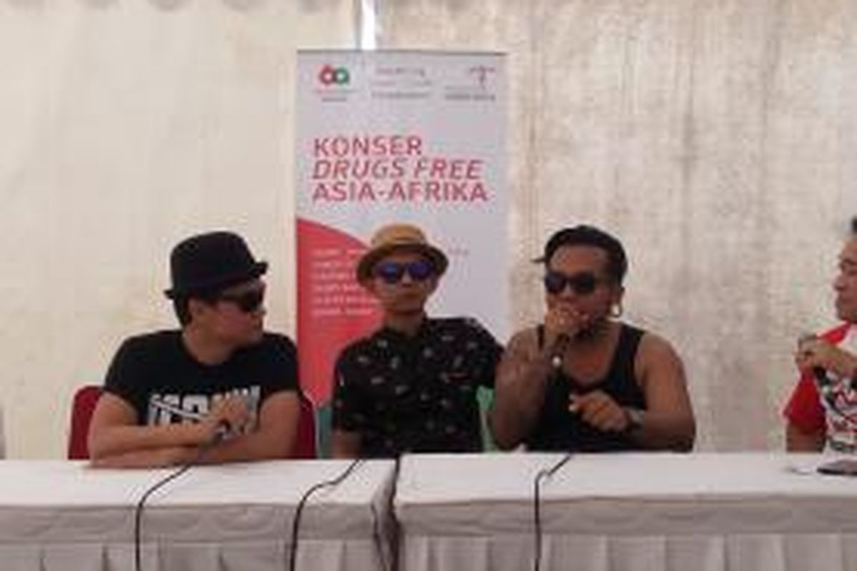 Endank Soekamti meladeni wawancara usai manggung dalam konser Drugs Free Asia Afrika di Silang Monumen Nasional, Jalan Merdeka, Jakarta Pusat, (20/4/2015).