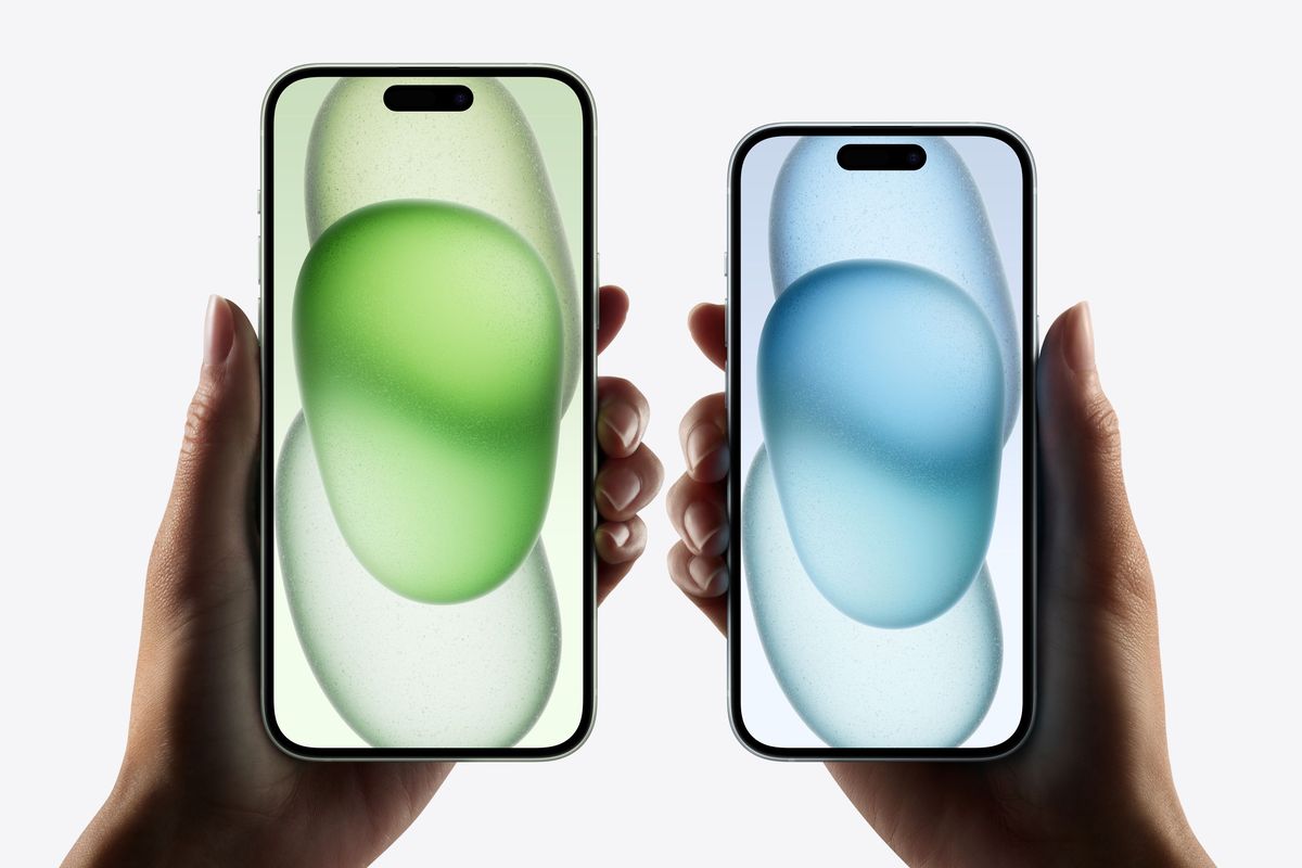 iPhone 15 Plus (kiri) dan iPhone 15 reguler (kanan).