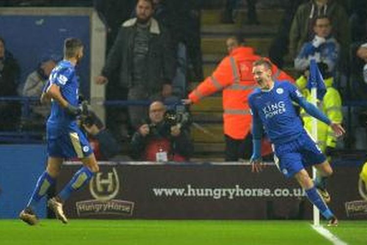 Penyerang Leicester City, Jamie Vardy (kanan), melakukan selebrasi usai membobol gawang Chelsea pada laga lanjutan Premier League di Stadion King Power, Senin (14/12/2015) waktu setempat atau Selasa dini hari WIB.