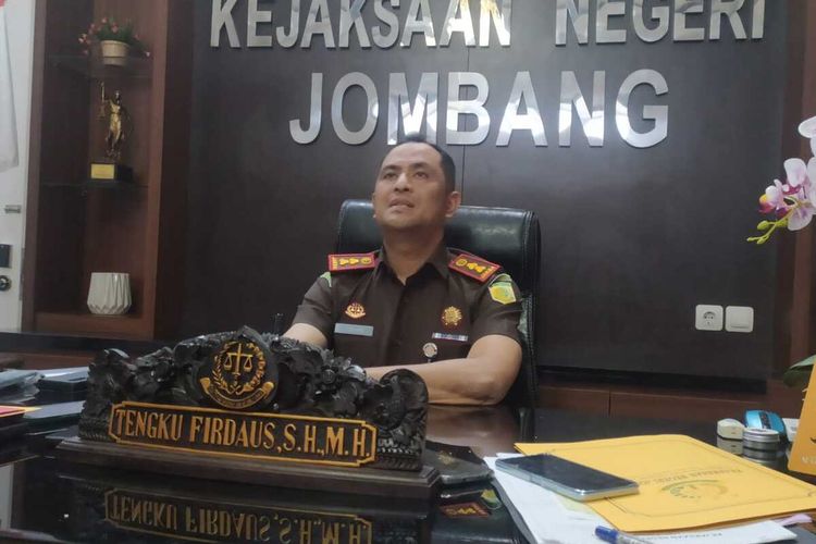 Tengku Firdaus, Kepala Kejaksaaan Negeri Jombang, Jawa Timur, menjelaskan upaya kejaksaan yang menggelar penyelidikan terkait dugaan penyimpangan penyaluran pupuk bersubsidi di Kabupaten Jombang, Selasa (22/8/2022).