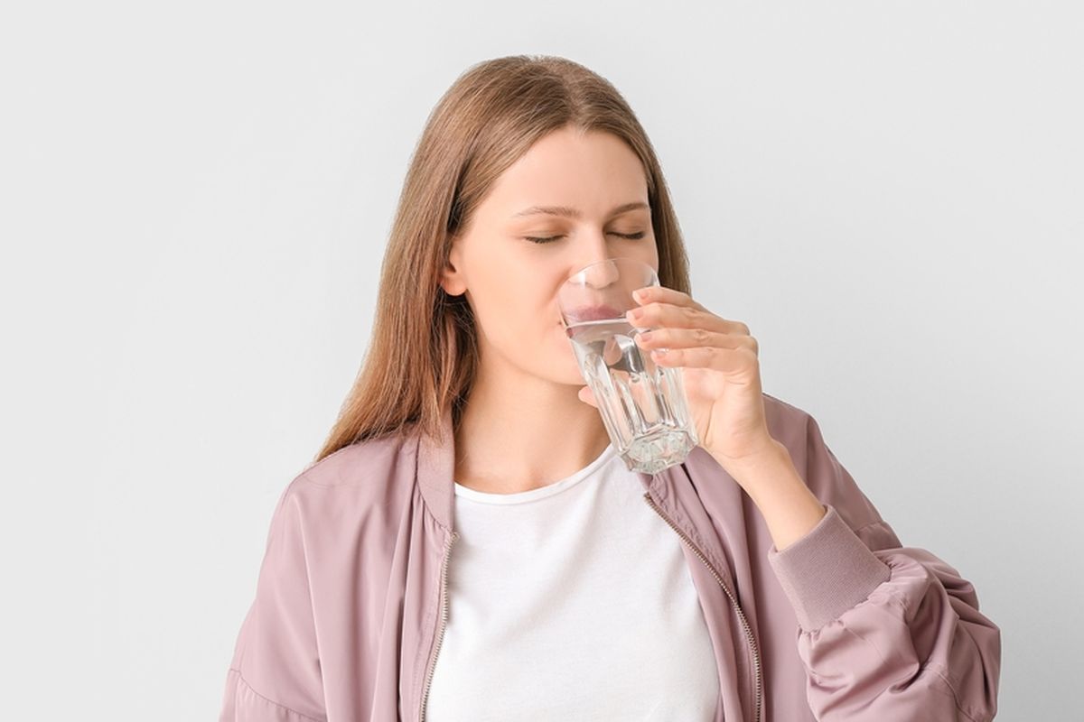 Ilustrasi orang minum air.