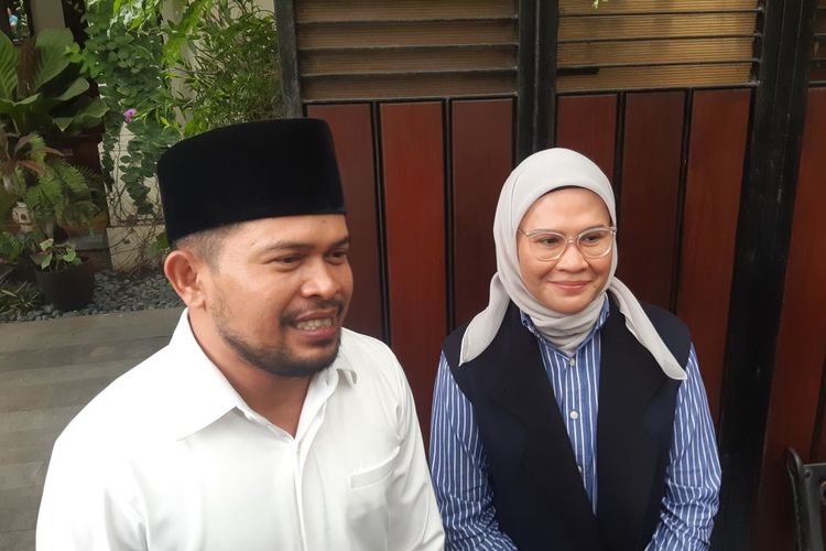 Mantan Bupati Indramayu, Nina Agustina Da'i Bachtiar atau dikenal Nina Agustina didampingi Ketua DPW PSI Jawa Barat Abang Ijo Hapidin di kediaman Presiden ke-7 Jokowi Sumber, Banjarsari, Solo, Jawa Tengah, Rabu (25/2/2026).