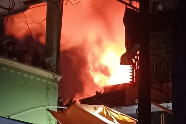 Detik-detik kebakaran melanda rumah warga di Jalan Maccini Tengah Lorong 4, Kelurahan Maccini Parang, Kecamatan Makassar, Sulawesi Selatan (Sulsel) pada Minggu (22/10/2023) malam.