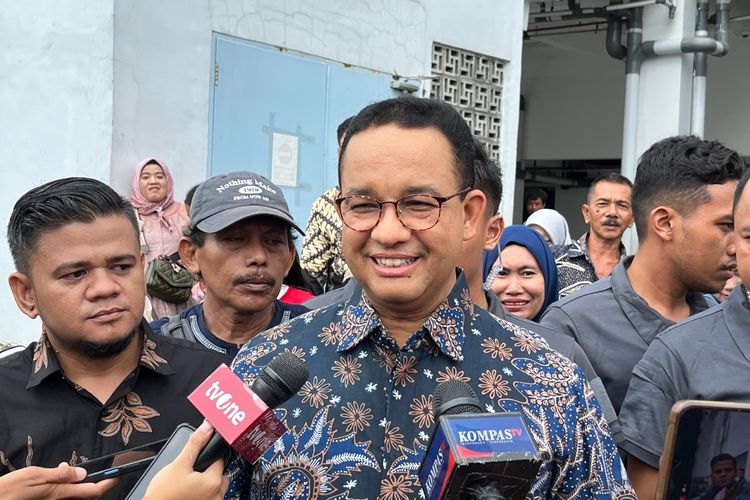 Calon presiden (capres) nomor urut 1, Anies Baswedan saat ditemui di Kampung Akuarium, Jakarta Utara, Minggu (3/3/2024).