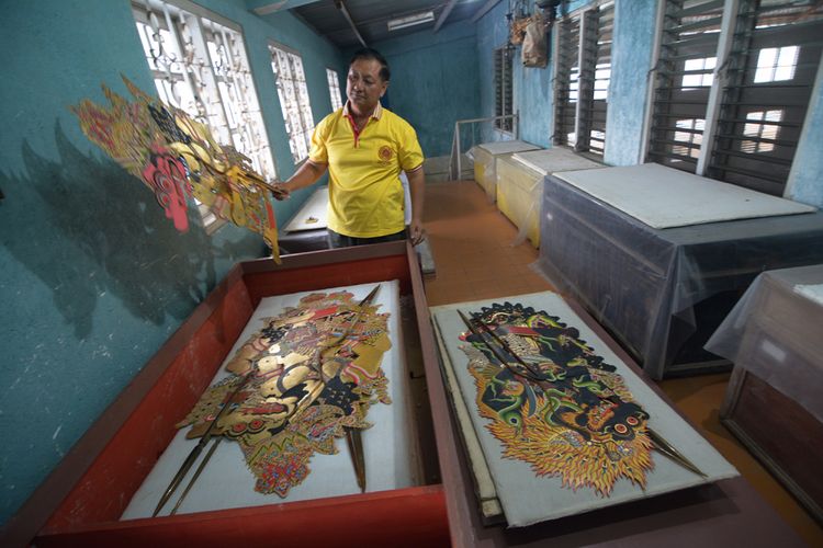 Kosala Mahinda, pemilik wayang kulit Madura memamerkan koleksinya. Wayang ini dibuat selama 10 tahun oleh seniman asal Solo, Jawa Tengah.  