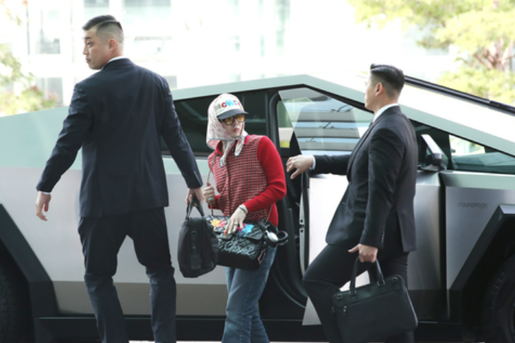 Foto : G-Dragon Disorot Usai Kendarai Tesla Cybertruck ke Bandara
