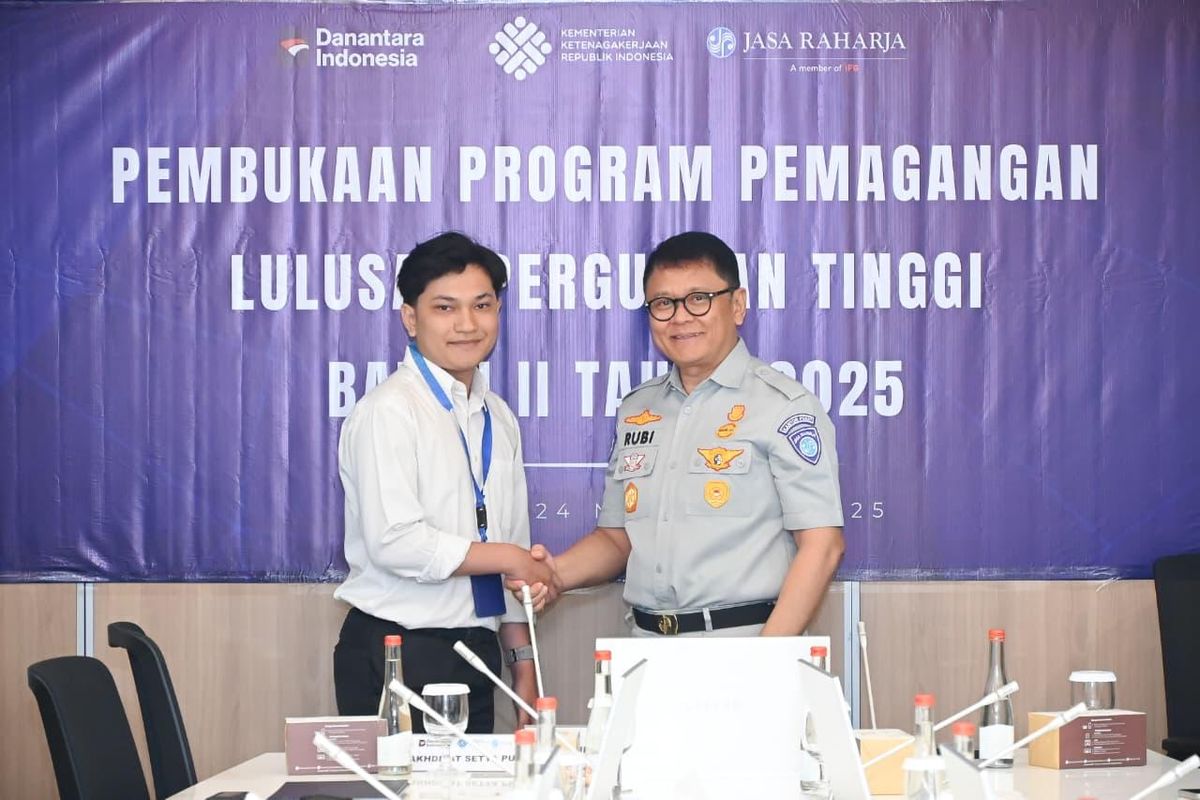 Direktur SDM dan Umum Jasa Raharja Rubi Handojo bersama salah satu peserta program Pemagangan Lulusan Perguruan Tinggi Tahun 2025.