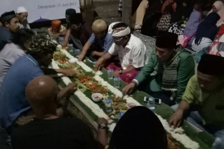 Warga Lintas Agama di Denpasar Buka Puasa Bersama Dengan Cara Megibung di kediaman salah satu tokoh Bali