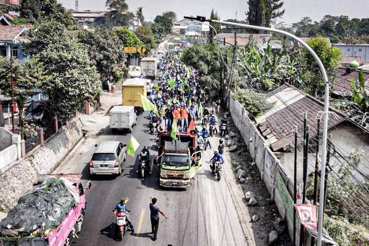 Ribuan buruh di Bandung Barat menggelar konvoi tolak PHK massal di sepanjang Jalan Raya Padalarang - Cianjur, Kamis (15/6/2023).