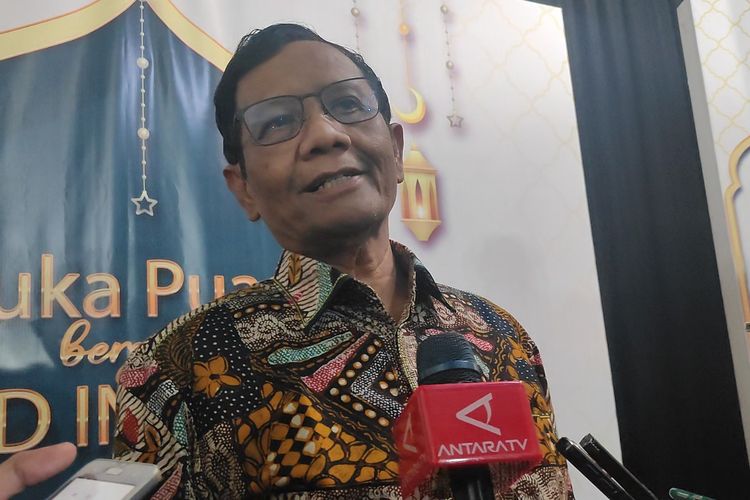 Calon wakil presiden nomor urut 3 Mahfud MD ditemui di kawasan Senen, Jakarta Pusat, Rabu (3/4/2024).