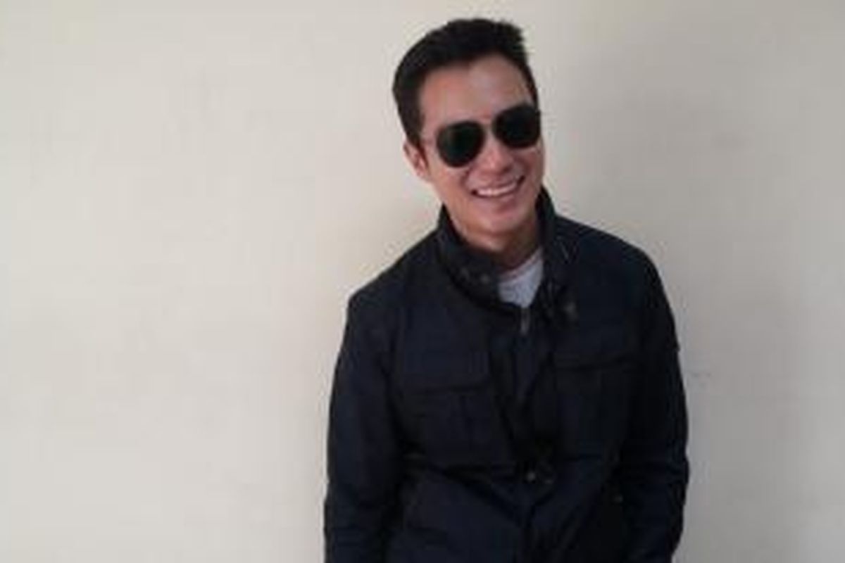 Baim Wong diabadikan sesudah diwawancara di kawasan Kebon Jeruk, Jakarta Barat, Jumat (24/10/2014).