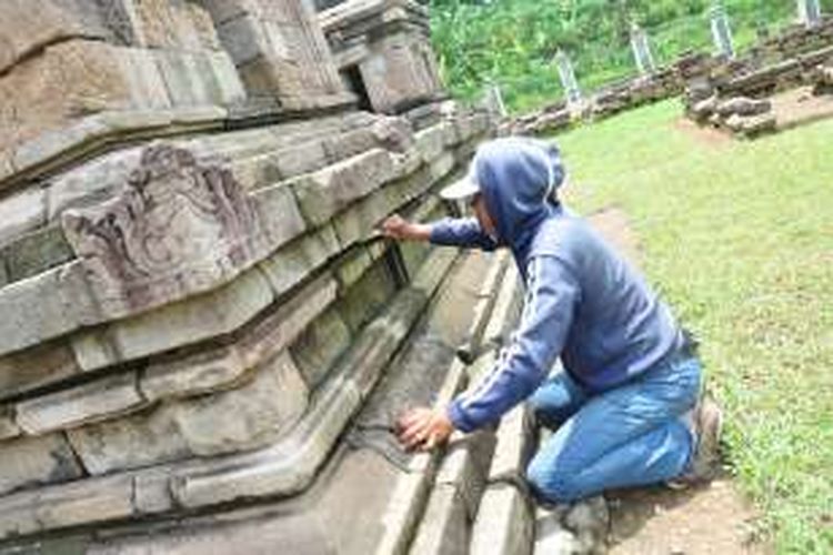 Seorang petugas tengah membersihkan Candi Ngempon yag terletak di desa Ngempon, Kecamatan Pringapus, Kabupaten Semarang, Jumat (7/10/2016) siang. Intensitas hujan mempercepat pertumbuhan lumut yang menempel di batuan candi yang diduga sezaman dengan Candi Gedongsongo yang dibangun pada abad VII-VIII Masehi.