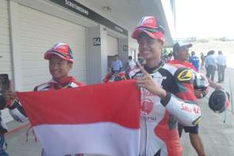 Pebalap Astra Honda Racing Team, Irfan Ardiansyah (kanan) dan Rheza Danica Ahrens, menjuarai balapan Suzuka 4 Hours di Sirkuit Suzuka, Jepang, Sabtu (30/7/2016) siang waktu setempat.