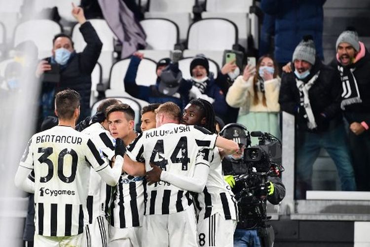 Paulo Dybala (ketiga dari kiri) merayakan golnya bersama rekan satu timnya pada laga pekan ke-16 Liga Italia yang mempertemukan Juventus vs Genoa di Stadion Allianz, Senin (6/12/2021) dini hari WIB. Hasil Juventus vs Genoa 2-0 untuk kemenangan tuan rumah.