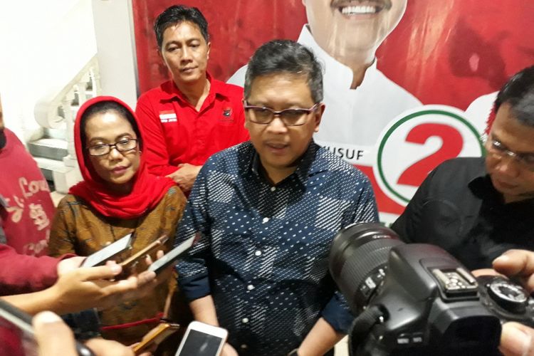 Sekjen PDIP, Hasto Kristyanto (tengah)