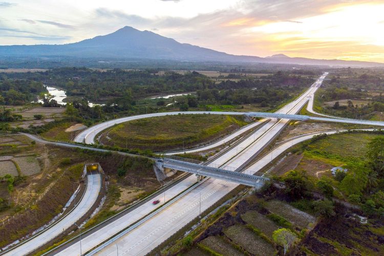 Jalan Tol Sigli-Banda Aceh (Tol Sibanceh) yang membentang sejauh 74,1 kilometer dan menghubungkan wilayah di Provinsi Aceh.