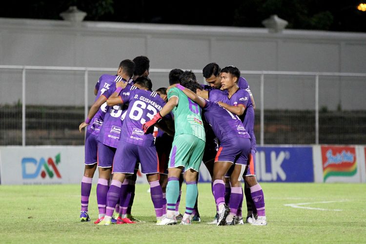Pemain Persita Tangerang berdoa bersama jelang kick off Liga 1 2021-2022.