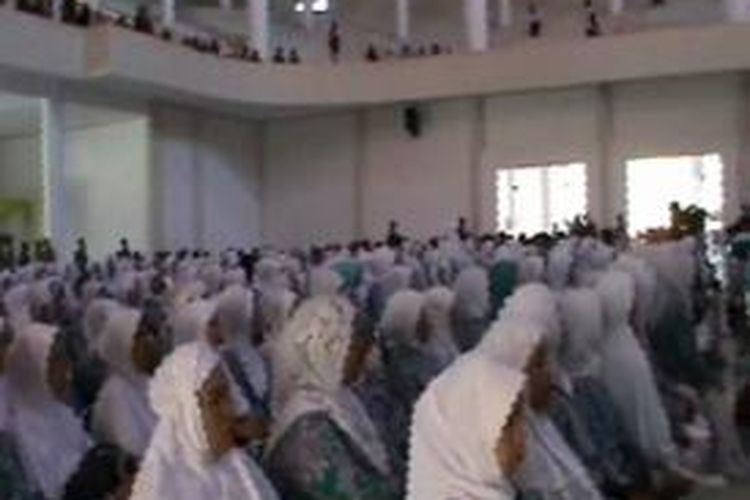 Jemaah haji asal Polewali Mandar, Sulawesi Barat, menjalani pemeriksaan dokumen final untuk memastikan seluruh jemaah bisa berangkat ke tanah suci tanpa ada kendala dokumen.