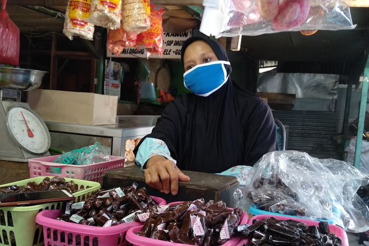 Jumiati (46), Salah seorang penjual oleh-oleh di Kawasan Wisata Religi Sunan Bonang, Tuban, Jawa Timur, terlihat lesu karena sepinya pembeli dan pengunjung Makam Sunan Bonang, Selasa (28/7/2020).