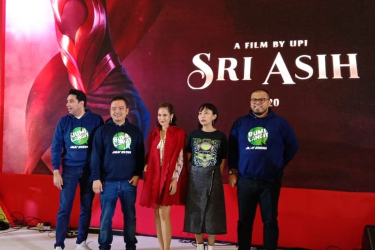 Upi (kedua dari kanan) diperkenalkan oleh Jagat Sinema Bumilangit sebagai sutradara film Sri Asih di Atrium Senayan City, Jakarta Pusat, Sabtu (21/9/2019).
