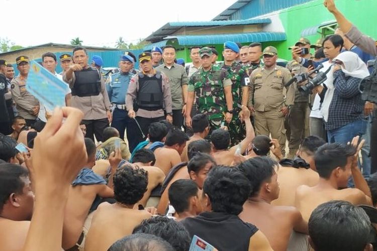 Tim Gabungan yang terdiri dari Polresta Barelang, TNI, dan Satpol PP Kota Batam meringkus 43 preman yang ada di Kampungaceh Simpang Dam, Kelurahan Mukakuning, Kecamatan Sei Beduk, Batam, Kepulauan Riau (Kepri), Selasa (21/3/2023) sore tadi.