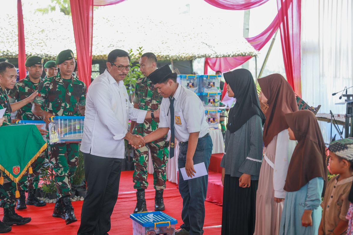 Penjabat (Pj) Gubernur Jawa Tengah (Jateng) Nana Sudjana saat menghadiri Peresmian Program Peningkatan Kesejahteraan Desa sebagai wujud sinergi Komando Strategis Angkatan Darat (Kostrad) dan PT Astra International Tbk di Lapangan Desa Tipar, Kecamatan Rawalo, Kabupaten Banyumas, Selasa (27/2/2024).




