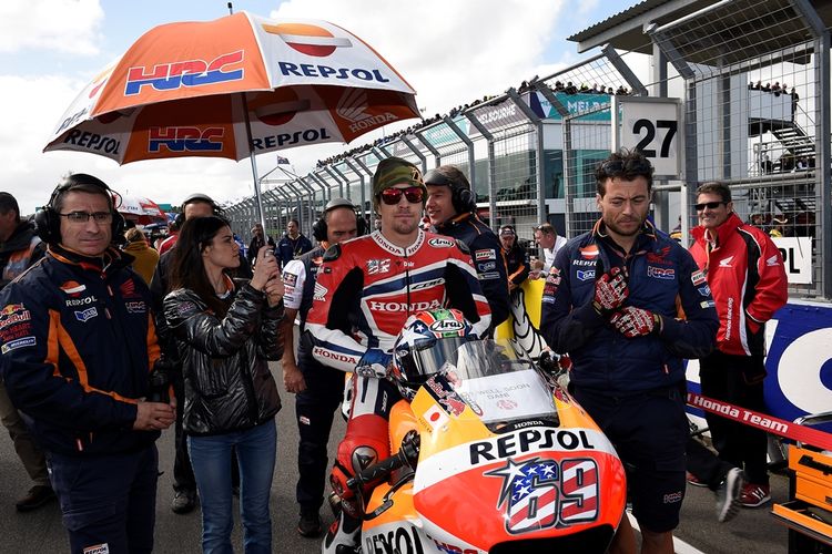 Pebalap Repsol Honda asal Amerika Serikat, Nicky Hayden, bersiap di grid sebelum start balapan GP Australia, di Sirkuit Phillip Island, Minggu (23/10/2016). Hayden menggantikan Dani Pedrosa yang cedera.