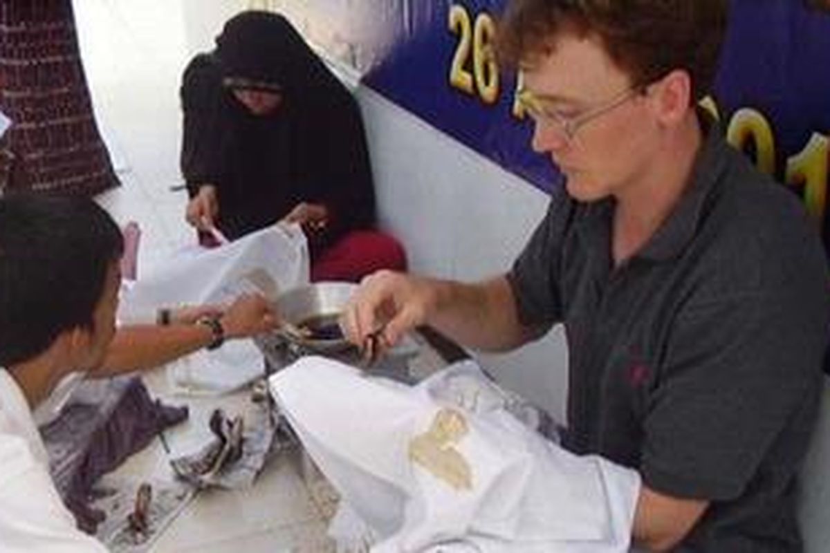 Seorang mahasiswa asing mengikuti pelatihan membatik di kampus Polinema, Malang, Jawa Timur, Kamis (26/4/2012). 